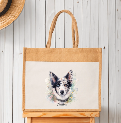 Personalized jute tote bag with watercolor dog motif and name. Colorful design on a light beige background.