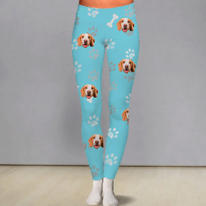 Personalized blue leggings with dog and paw motifs. Elastane blend for comfort.