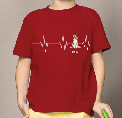 Red cotton kids' T-shirt with heartbeat and dog motif, personalized with the name Karl.